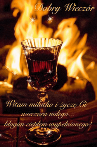 Kieliszek wina przy kominku miłego wieczoru